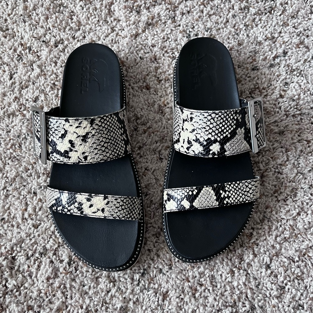 Sorel  “Roaming”  slides sz 7
Excellent used condition.
